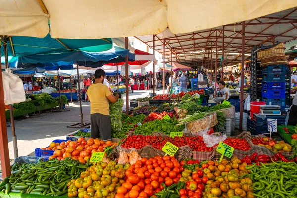 Antalia, Türkei - 5.09.2020: Einkaufen auf dem türkischen Markt, Antalia, Türkei — Stockfoto