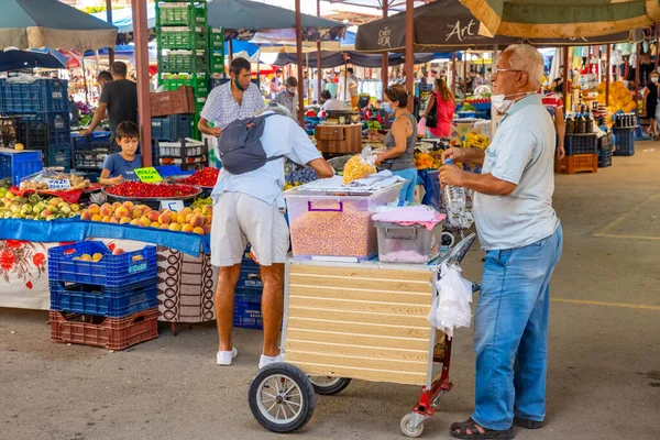 Antalya, Turcja - 5.09.2020: Ludzie kupujący na tureckim rynku, Antalya, Turcja — Zdjęcie stockowe