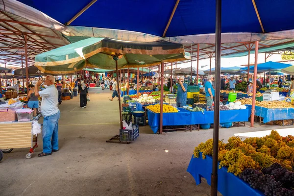 Antalya, Türkei - 5.09.2020: Einkaufsbummel auf dem türkischen Markt, Antalya, Türkei — Stockfoto