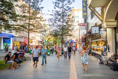 Antalya, Türkiye - 7.09.2020: Akşamları butik mağazaları olan eski kentte sokak manzarası. Kas Kasabası Türkiye 'de popüler bir turizm beldesi