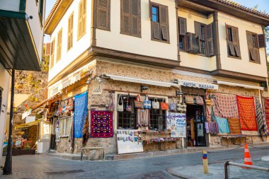 Antalya, Türkiye - 7.09.2020: Antalya 'nın Tarihi bölümünde otel ve dükkanlar - Kaleici, Türkiye. Eski Antalya kasabası turistler arasında popüler bir yerdir.