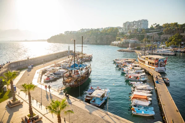 Antalya, Türkei - 7.09.2020: Luftaufnahme des Hafens mit Yachten in der Altstadt von Kaleici in Antalya, Türkei — Stockfoto