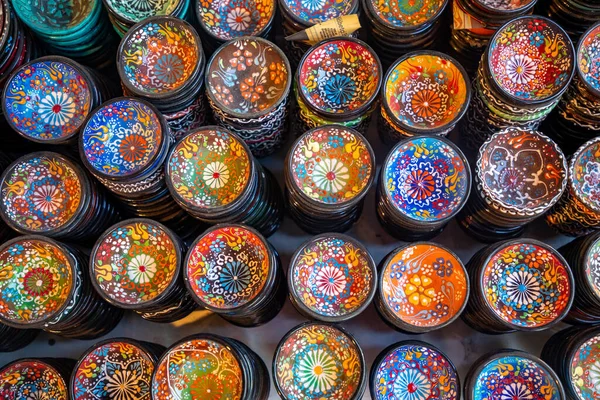 Coleção de cerâmica tradicional turca à venda no Bazar em Antalya, Turquia. Lembranças de cerâmica colorida — Fotografia de Stock