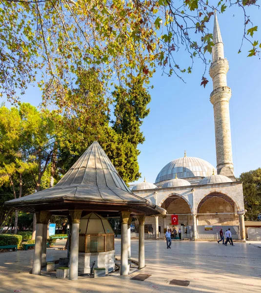 Анталья, Турция - 7.09.2020: Мечеть Мурат-паша Камии и минарет под голубым небом в городе Анталья, Турция — стоковое фото