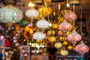 Türkiye 'nin Antalya kentindeki Çarşıda Türk çok renkli lambaları