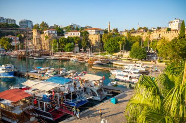 Antalya, Türkiye - 7.09.2020: Türkiye 'nin Antalya kentindeki eski Kaleici kentinde yatlı limanın havadan görüntüsü