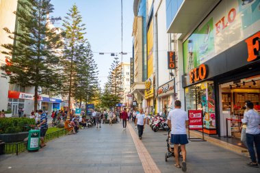 Antalya, Türkiye - 7.09.2020: Akşamları butik mağazaları olan eski kentte sokak manzarası. Kas Kasabası Türkiye 'de popüler bir turizm beldesi