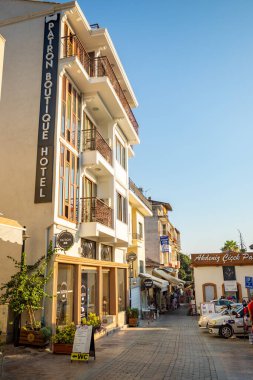 Antalya, Türkiye - 7.09.2020: Antalya 'nın Tarihi bölümünde otel ve dükkanlar - Kaleici, Türkiye. Eski Antalya kasabası turistler arasında popüler bir yerdir.