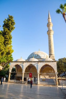Antalya, Türkiye - 7.09.2020: Antalya ilinin mavi gökyüzü altında Murat Paşa Camii ve minare, Türkiye