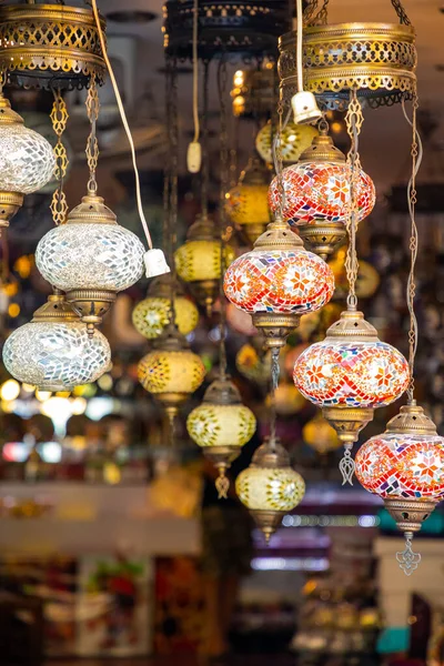 Lâmpadas multicoloridas turcas no Bazar em Antalya, Turquia — Fotografia de Stock