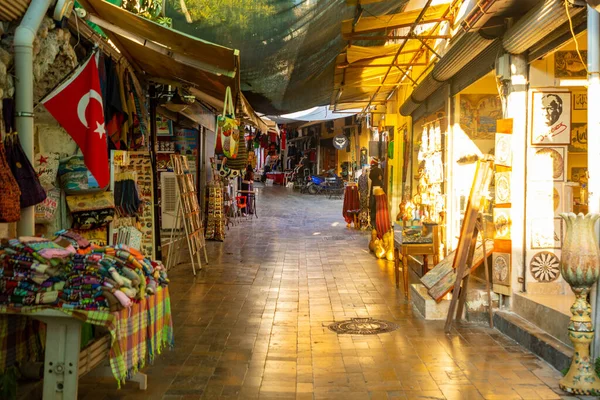 Antalya, Turecko - 7.09.2020: Hotely a obchody v historické části Antalye - Kaleici, Turecko. Staré město Antalya je oblíbenou destinací mezi turisty — Stock fotografie