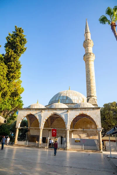 Анталья, Турция - 7.09.2020: Мечеть Мурат-паша Камии и минарет под голубым небом в городе Анталья, Турция — стоковое фото