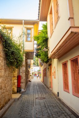 Antalya, Türkiye - 7.09.2020: Antalya 'nın Tarihi bölümünde otel ve dükkanlar - Kaleici, Türkiye. Eski Antalya kasabası turistler arasında popüler bir yerdir.