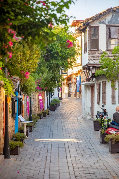 Antalya, Turquie - 7.09.2020 : Hôtels et boutiques dans la partie historique d'Antalya - Kaleici, Turquie. Vieille ville d'Antalya est une destination populaire parmi les touristes — Photo