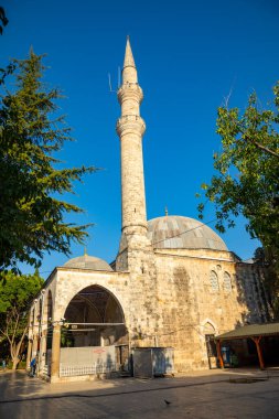 Antalya, Türkiye - 7.09.2020: Antalya ilinin mavi gökyüzü altında Murat Paşa Camii ve minare, Türkiye
