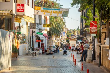 Antalya, Türkiye - 7.09.2020: Antalya 'nın Tarihi bölümünde otel ve dükkanlar - Kaleici, Türkiye. Eski Antalya kasabası turistler arasında popüler bir yerdir.