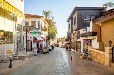 Antalya, Türkiye - 7.09.2020: Antalya 'nın Tarihi bölümünde otel ve dükkanlar - Kaleici, Türkiye. Eski Antalya kasabası turistler arasında popüler bir yerdir.
