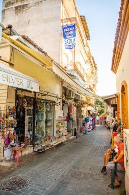 Antalya, Türkiye - 7.09.2020: Antalya 'nın Tarihi bölümünde otel ve dükkanlar - Kaleici, Türkiye. Eski Antalya kasabası turistler arasında popüler bir yerdir.