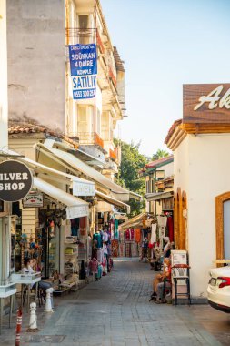 Antalya, Türkiye - 7.09.2020: Antalya 'nın Tarihi bölümünde otel ve dükkanlar - Kaleici, Türkiye. Eski Antalya kasabası turistler arasında popüler bir yerdir.