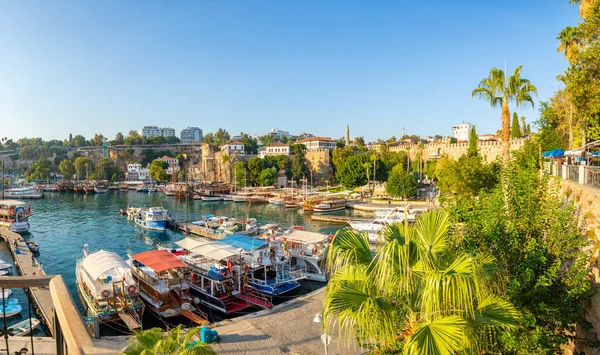 Antalya, Turkiet - 7.09.2020: Flygfoto över hamnen med båtar i gamla stan Kaleici i Antalya, Turkiet — Stockfoto