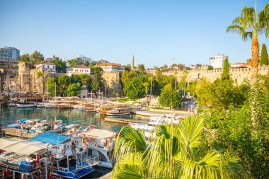 Antalya, Türkiye - 7.09.2020: Türkiye 'nin Antalya kentindeki eski Kaleici kentinde yatlı limanın havadan görüntüsü