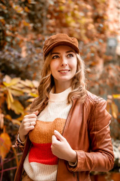 Jeune femme aux feuilles d'automne colorées et aux citrouilles — Photo