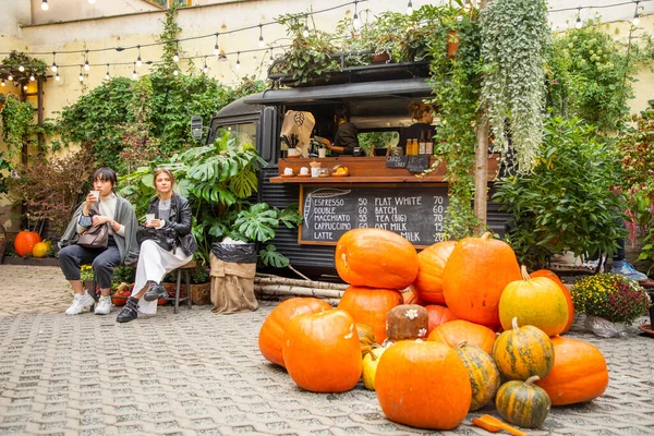 Praga, República Checa - 09.10.2020: Popular Café Botanica Café Truck café em Praga, República Checa — Fotografia de Stock
