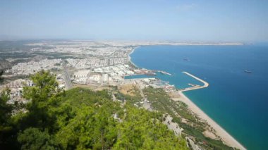 Güzel mavi Antalya Körfezi, Konyaalti Sahili ve popüler sahil manzarası, Antalya, Türkiye