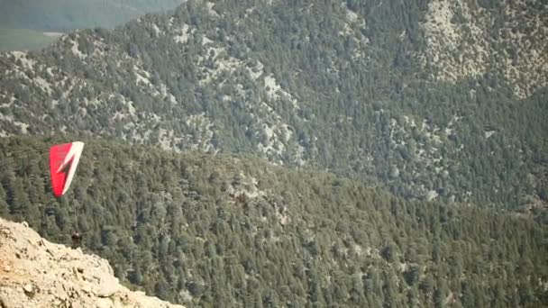 Parapente volando sobre el monte Tahtali, Turquía, Kemer. Parapente en las montañas — Vídeos de Stock