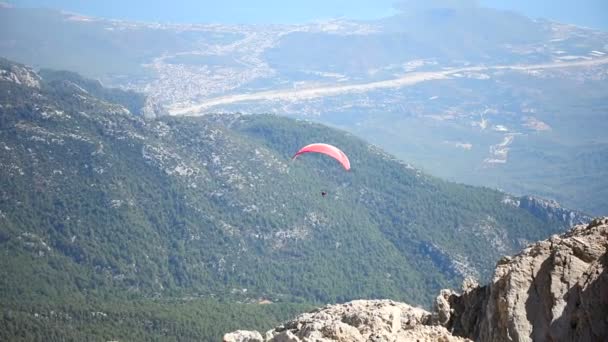 Gleitschirmflug über dem Berg Tahtali, Türkei, Kemer. Gleitschirmfliegen in den Bergen — Stockvideo