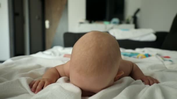 Cute baby girl relaks i uśmiech w domu sypialni — Wideo stockowe