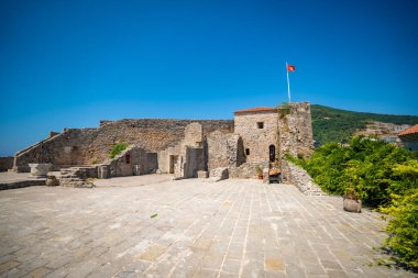 Karadağ 'ın Budva kentindeki kale ve panoramik teras. Tarihi mimari ve kıyı mirası manzarası. Yüksek kalite fotoğraf