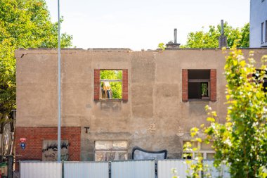 Prag, Çek Cumhuriyeti - 27 Ağustos 2025: Prag 'da eski binaların yıkılması, sadece ön cepheler. Kentsel dönüşüm, mimari değişim ve yeni inşaat projelerine hazırlık. 