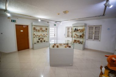 Budva, Karadağ - 20 Haziran 2025: Budva Karadağ müzesinde arkeolojik sergiler sergileniyor. Kültür mirası, tarihi eserler ve turizm cazibesi. 