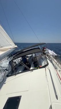 Lastovo, Hırvatistan - 14 Haziran 2025: Hırvatistan yakınlarındaki bir yatın pruvasından görülen rüzgar dolu beyaz yelkenliler. Özgürlük, temiz enerji, macera ve açık denizde dikkatli bir yolculuk.. 