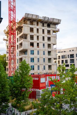 Prag, Çek Cumhuriyeti - 29 Ağustos 2025: Zizkov ilçesindeki Vackov konut projesinin inşaat sahası. Kentsel kalkınma, şehir büyümesi ve modern konut inşaatı kavramı. 