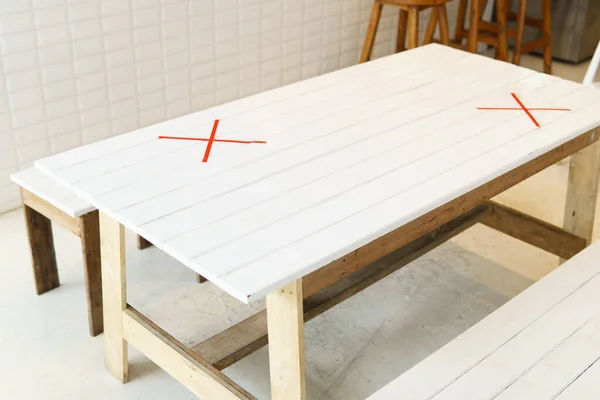 Beyaz ahşap masa ve kentteki kafe / restoranda müşteriler için 