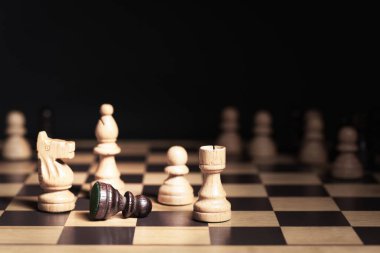 Yaklaş, siyah piyon satranç tahtasına uzanıyor ve etrafı beyaz at, fil, kale ve piyonlarla çevrili. Arka plandaki diğer satranç taşları. Otorite, Siyahların Yaşamı Önemli ve İnsan Hakları Konsepti