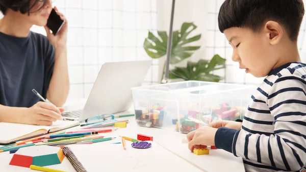 Soziale Distanzierung Arbeit Von Hause Asiatischer Kleiner Junge Spielt Spielzeug — Stockfoto
