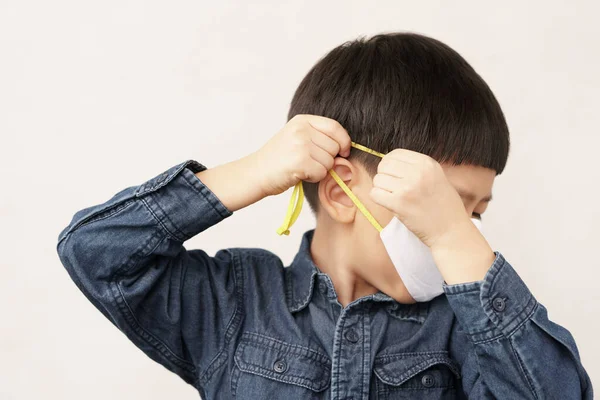 Söt Liten Asiatisk Pojke Sätta Sig Sin Medicinska Ansiktsmask Vardagen — Stockfoto