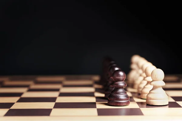 Yakın plan, siyah piyon ve beyaz piyon sıraları satranç tahtasında karşı karşıya geliyor. Siyahilerin Yaşamı Önemli Hareketi, İnsan Hakları, Irkçılığı Durdurun, Irkçılık Ayrımcılığı Konsepti.