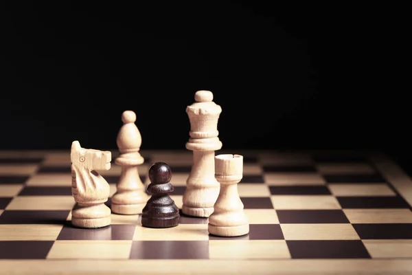 Yakından bakınca, siyah piyon satranç tahtasına uzanmış ve etrafı beyaz at, fil, kale ve papaz ile çevrili. Irksal ayrımcılık, otorite, Siyahi Yaşamı Meselesi ve insan hakları kavramı