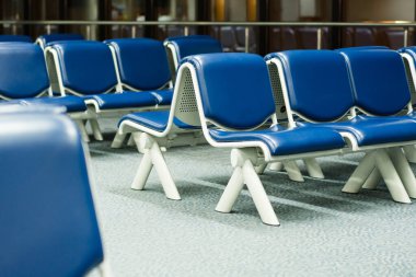 Geceleri uluslararası havaalanı terminalinin içindeki bekleme alanında boş koltuklar. Çin 'de salgın / virüs salgını nedeniyle yolcu, turist, yolcu girişi, uçak beklemede.