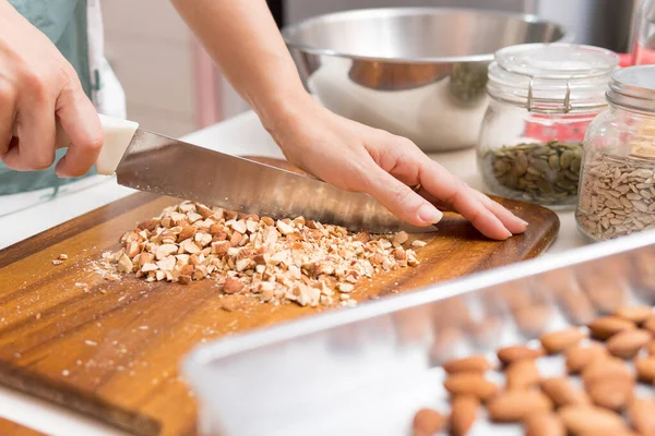 İki şişe taze ve ev yapımı soya sütlü soya fasulyesi dolu cam bir kavanoz. Alternatif sağlıklı süt, laktoz intolerans içeceği, vegan ve bitki temelli diyet konsepti. 