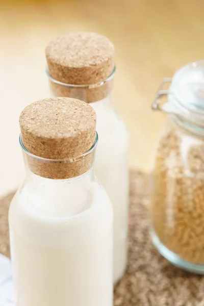 İki şişe taze ve ev yapımı soya sütlü soya fasulyesi dolu cam bir kavanoz. Alternatif sağlıklı süt, laktoz intolerans içeceği, vegan ve bitki temelli diyet konsepti. 