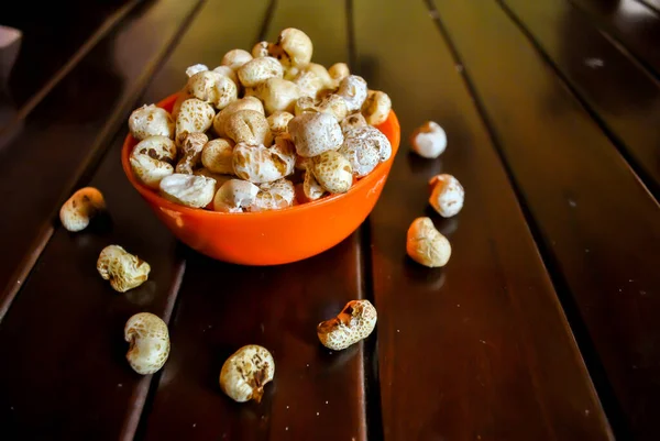 Popcorn Einer Orangefarbenen Schüssel Auf Einem Holztisch Dunkler Hintergrund Selektiver — Stockfoto