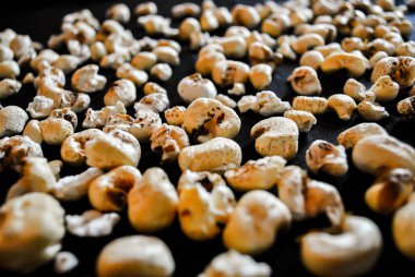 Siyah arka planda bir sürü patlamış mısır. Seçici odaklanma. Patlamış mısır arka planı.