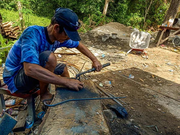 Bangkok - Tayland. 12 Ağustos 2020. İnşaat işçileri ev inşaatı için çelik direkler hazırlıyorlar..