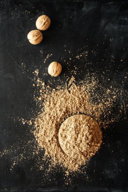 Cilt bakımı için doğal kozmetik ürünleri. Ceviz ezmesi. Vücut fırçası. Doğal organik malzemeler. Ev Kaplıcası. Siyah arkaplan üst görünümü. 