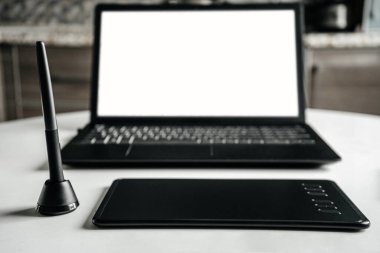 Laptop grafik tableti ve kalem. Tasarımcının işyeri. Uzaktan kumanda. Bağımsız